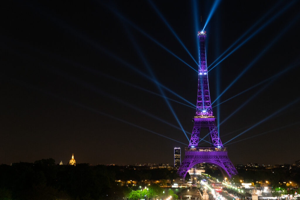 tour eiffel violet